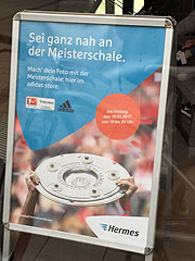 am 19.05.2017 kann man im adidas store Hofstatt  Fotos mit der Meisterschale machen.. (©Foto. Martin Schmitz)